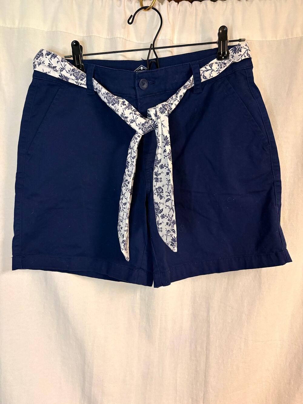 St. John’s Bay Navy Chino Shorts Floral Belt Size 8 5" Inseam